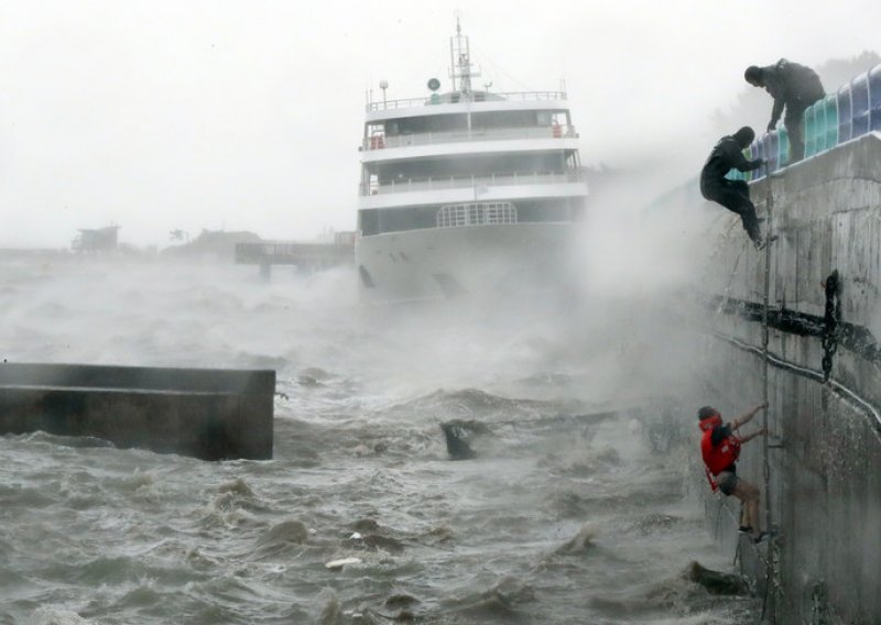 Raspolovio se brod u Južnom kineskom moru, traga se za 27 osoba