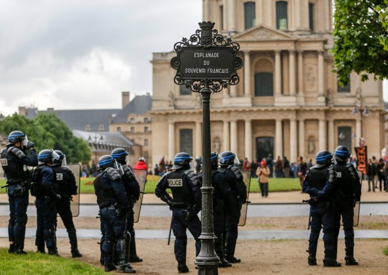 Deset ljudi pod istragom u Francuskoj zbog sumnje o planiranju napada na muslimane