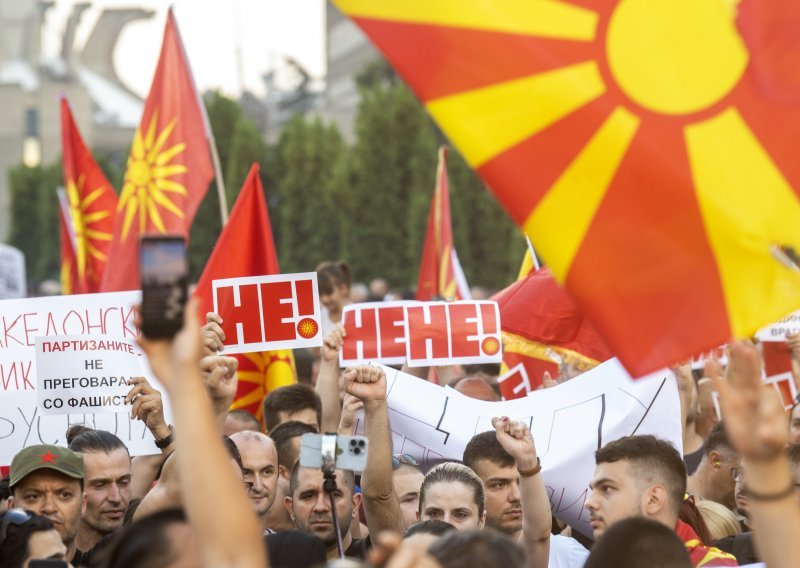 [FOTO] Tisuće prosvjednika na ulicama Skoplja traži ostavku premijera zbog predloženih mjera za rješenje spora s Bugarskom