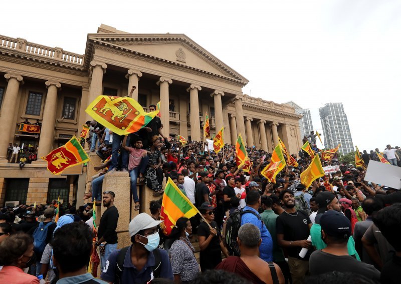 [VIDEO] Predsjednik Šri Lanke pobjegao, prosvjednici upali u predsjedničku palaču, uživaju u bazenu