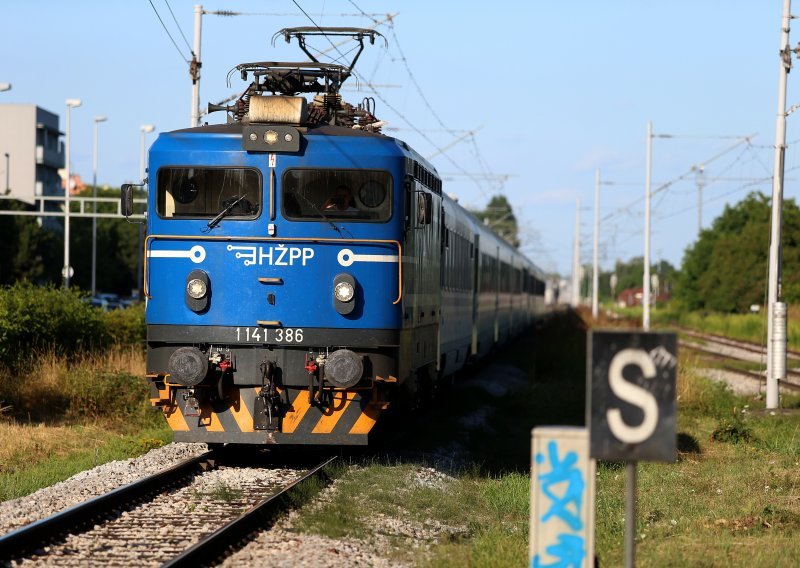 Od uvođenja linije Osijek-Split, vlak je kasnio svih sedam puta, prvi put čak 83 minute! 'Radnik je odlučio da neće spojiti vagone...'