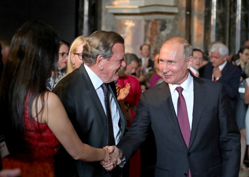 Schroeder nakon susreta s prijateljem Putinom: Prvi uspjeh je dogovor oko izvoza, možda se to polako može proširiti do primirja