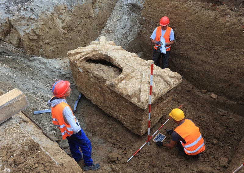 [FOTO/VIDEO] Veliko arheološko otkriće u Vinkovcima: Završeno izvlačenje rimskog sarkofaga, čini se da je ipak opljačkan