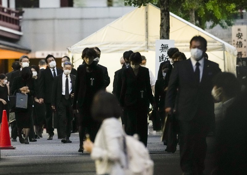 Ožalošćeni odaju počast ubijenom bivšem japanskom premijeru