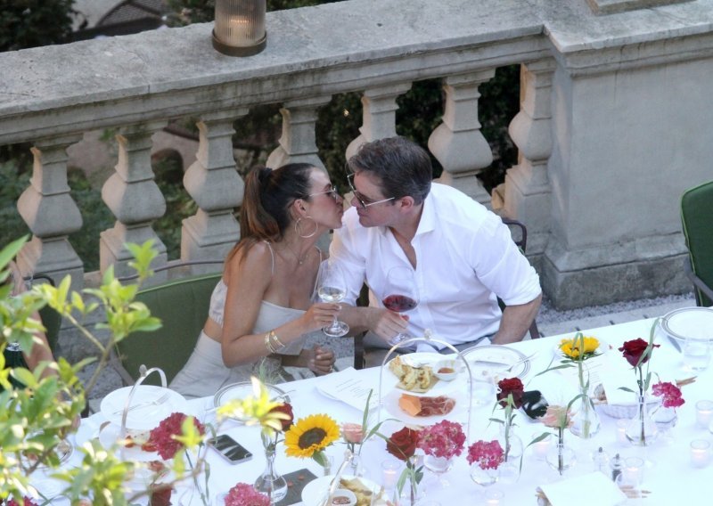 [FOTO] Ne skidaju ruke jedno s drugoga: Matt Damon i njegova supruga uživaju na ljetovanju u Rimu