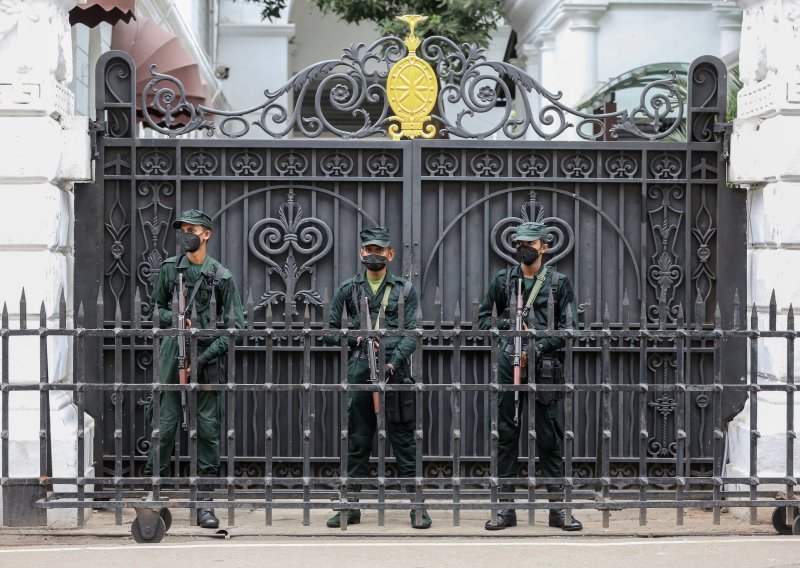 Prihvaćena ostavka predsjednika Šri Lanke, premijer privremeno preuzima dužnost