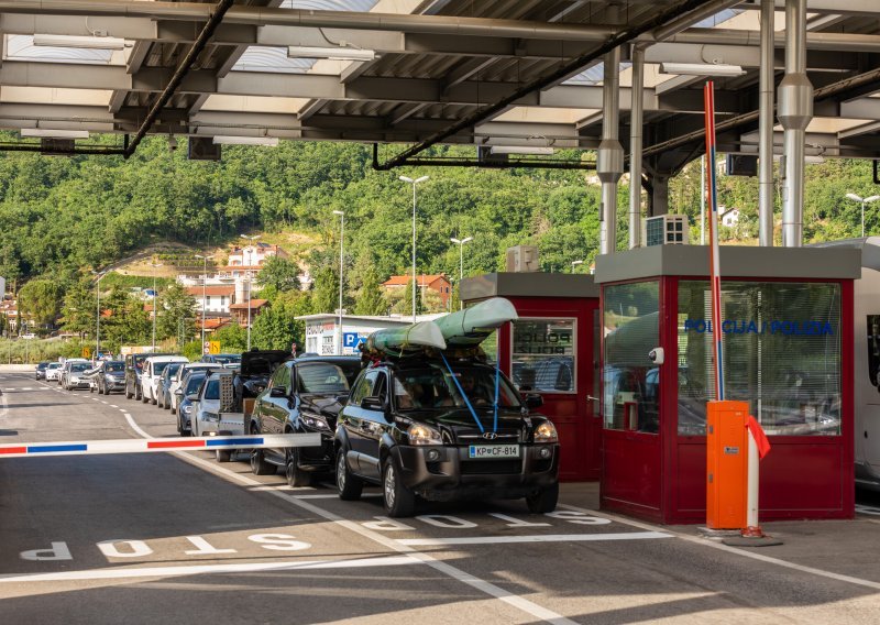 Kilometarske kolone u Istri; na tri granična prijelaza prošlo 73.000 putnika