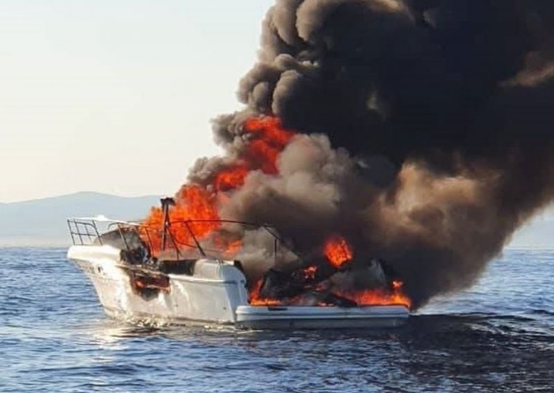 [VIDEO] Drama na moru: Nedaleko Brača izgorio gliser, putnici skakali u more