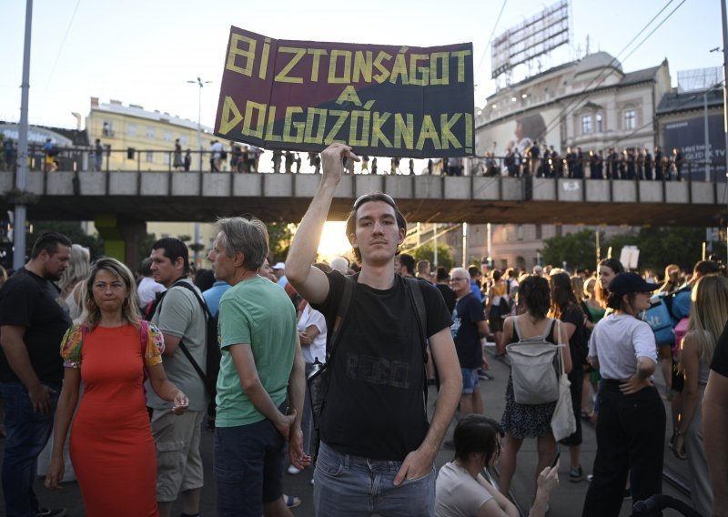 Tisuće Mađara opet prosvjedovalo protiv nove porezne politike Orbanove vlade