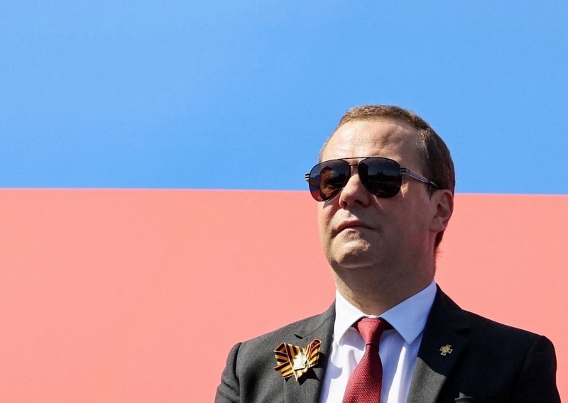 Medvedev: Rusija primila 280.000 ljudi u vojnu službu ove godine