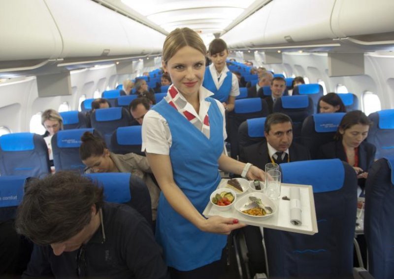 Stjuardese pristaju na smanjenje plaća, ali ne i samo njima