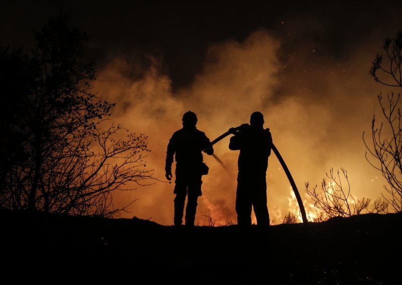 Šumski požar bjesni nadomak Atene; evakuirana dječja bolnica