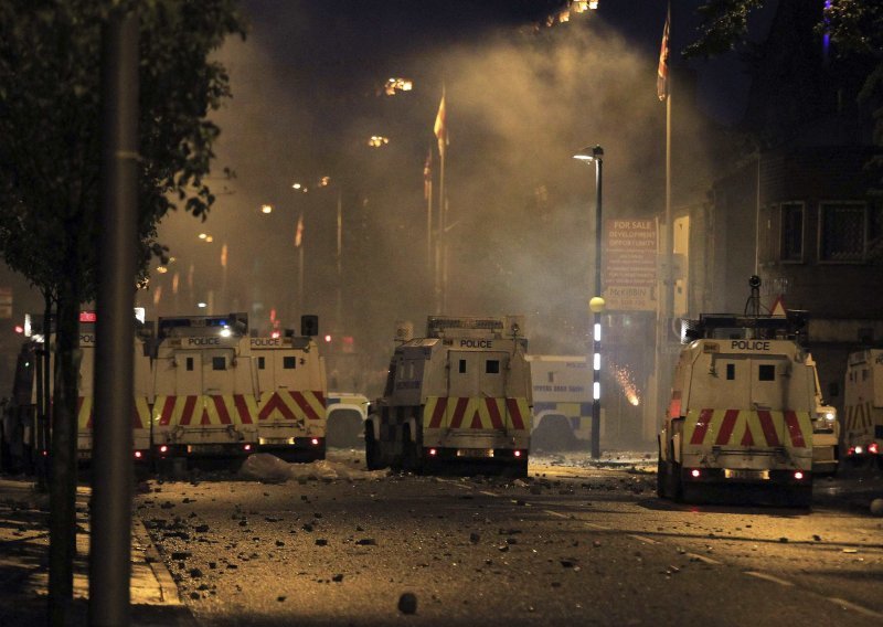Oko 700 ljudi u drugoj noći sukoba u Belfastu