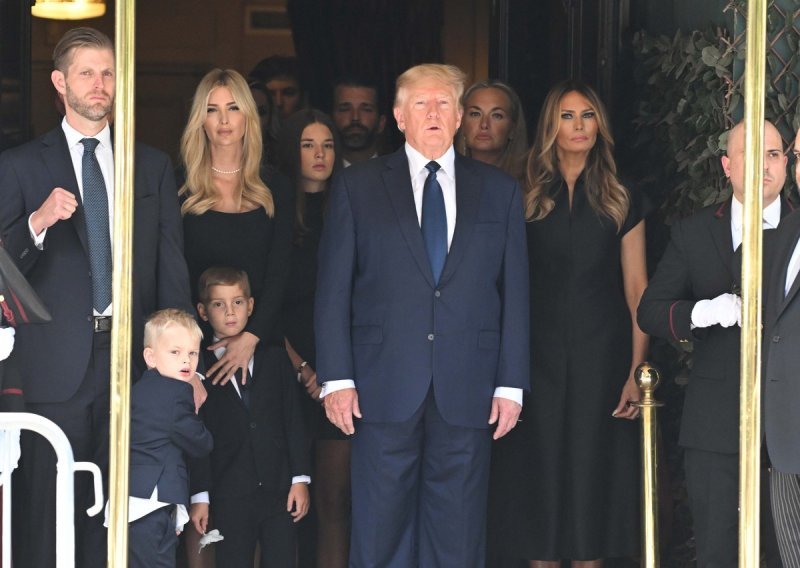 [FOTO] Ožalošćeni Donald Trump s Melanijom i djecom oprostio se od prve supruge u New Yorku