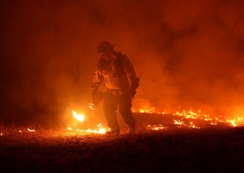 Požar na sjeveru Kalifornije, evakuirano oko dvije tisuće ljudi