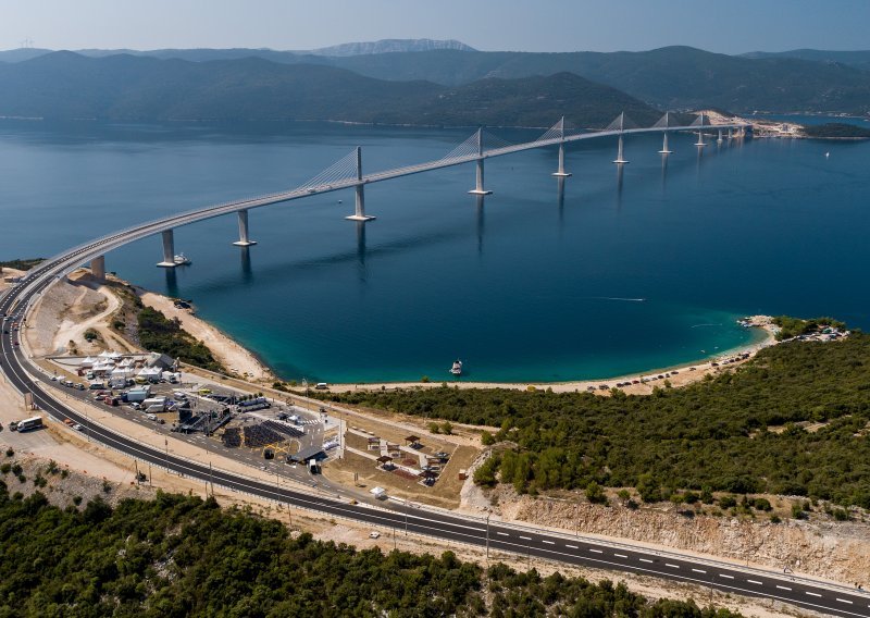 Nakon više od 300 godina Dubrovnik izravno spojen s ostatkom Hrvatske: Pelješki most u redovnom prometu