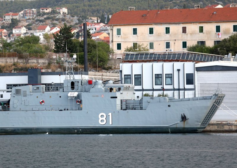 [VIDEO/FOTO] Vojni brod Cetina, koji se jučer nasukao na Kornatima, u šibenskom brodogradilištu čeka popravak