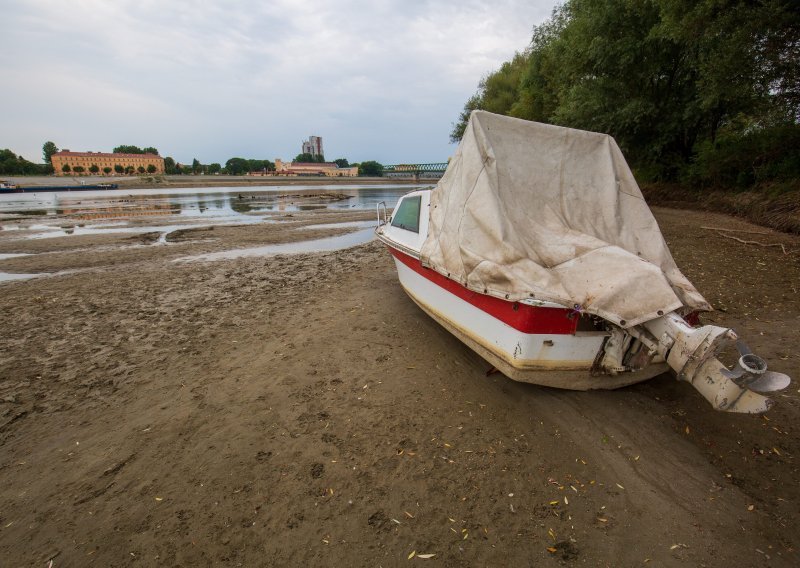 [FOTO] Hrvatske rijeke oborile rekorde: Na Dravi u Osijeku poslijepodne zabilježen najniži vodostaj u povijesti