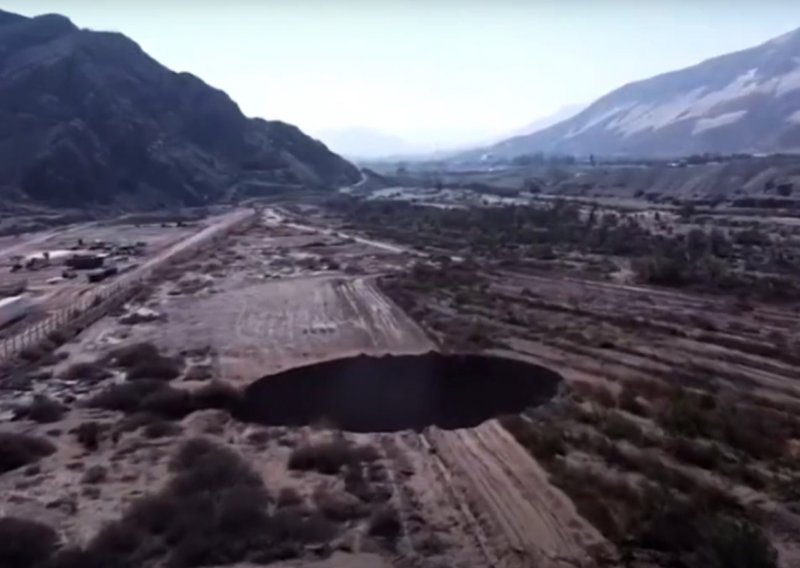 [VIDEO] U Čileu se pojavila ogromna rupa, promjer joj je 25, a duboka je oko 200 metara