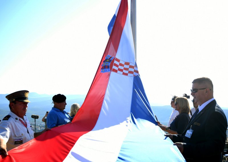 Proslava na 42 stupnja Celzija; nekoliko branitelja razočarano: Borili smo se za Hrvatsku i oslobodili Knin, a danas nam ne daju prići trgu