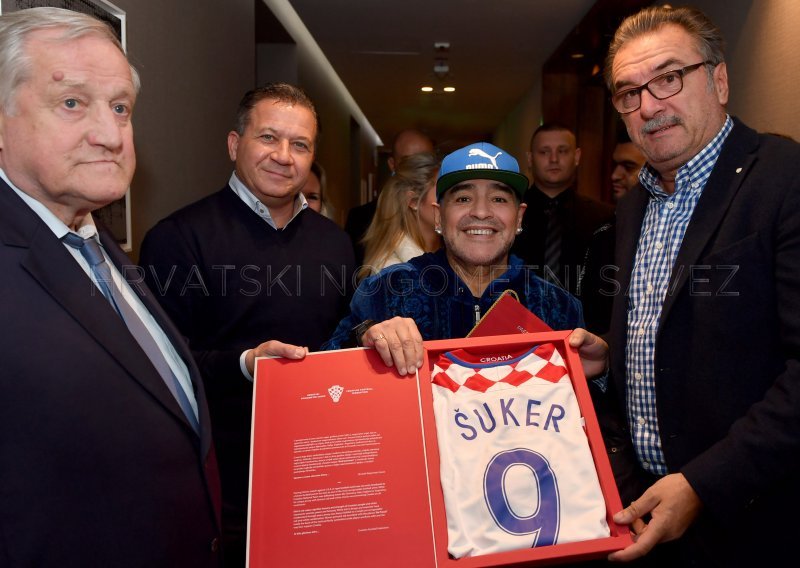 Maradona dobio dres Šukera, a Čačić mu poručio...