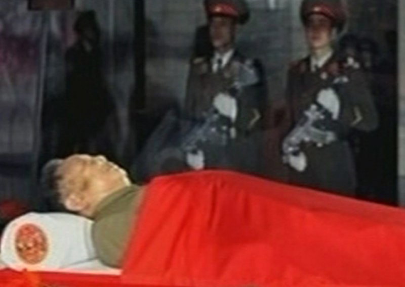 Tijelo Kim Jong-Ila izloženo u staklenom kovčegu