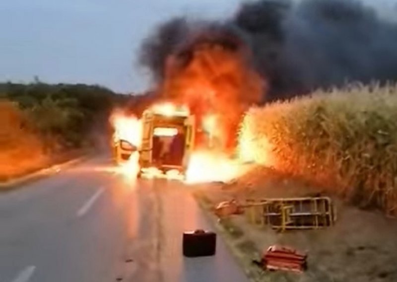 Pogledajte kako je planulo preko 10 godina staro sanitetsko vozilo na istoku Hrvatske