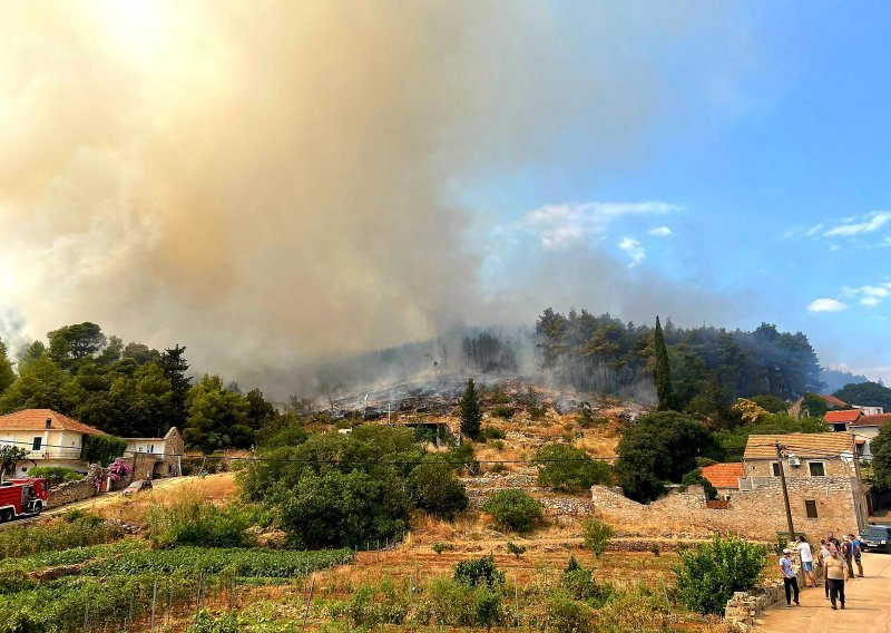 U velikom požaru na Hvaru poginuo čovjek koji je htio spasiti svoj bager, kuće obranjene