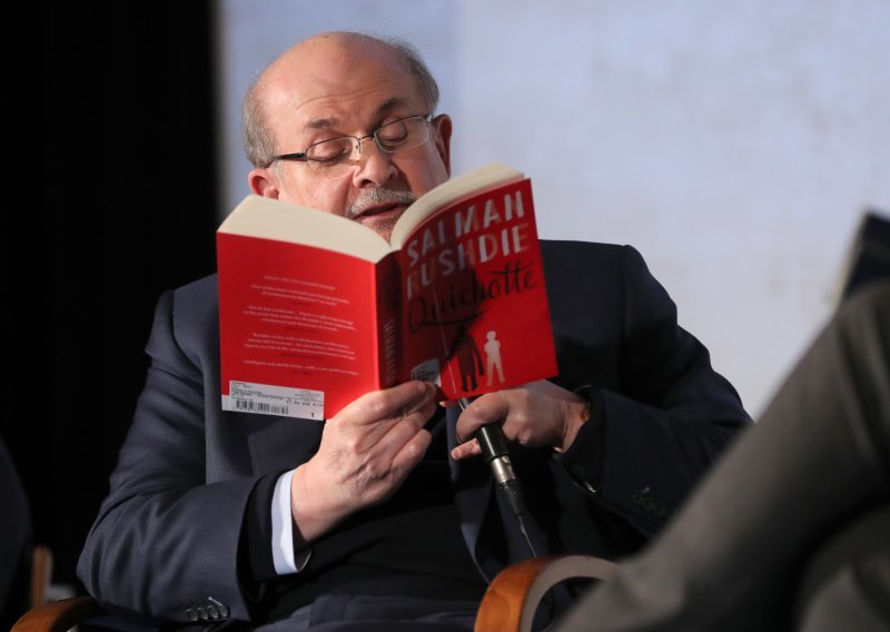Salman Rushdie skinut s respiratora, može govoriti