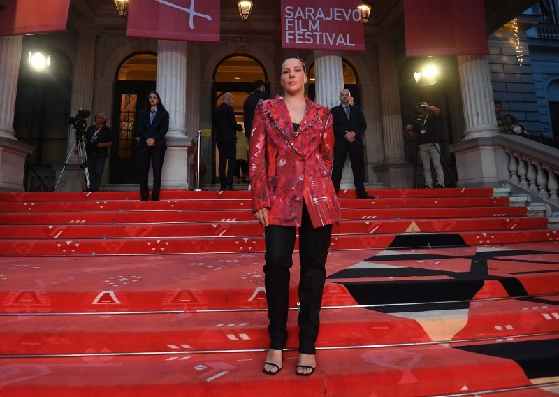 Domaća filmašica na crvenom tepihu u Sarajevu pokazala modnu odvažnost u efektnom stajlingu