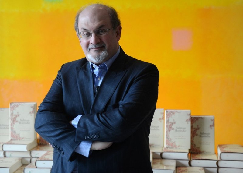 Porasla prodaja 'Sotonskih stihova' nakon napada na Rushdieja