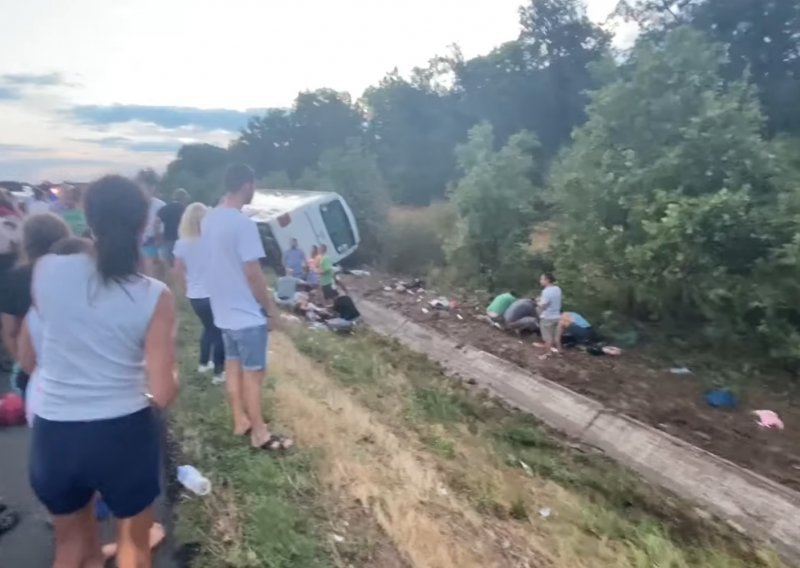 [VIDEO] Autobus pun djece iz Srbije prevrnuo se u Bugarskoj, dosta je ozlijeđenih: 'Ne želim nikome da vidi takav prizor‘