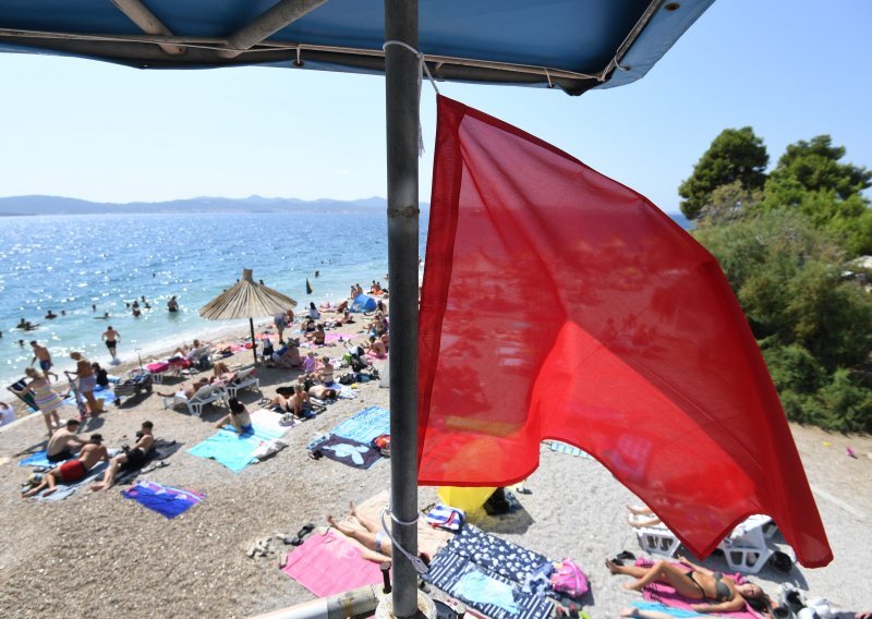 [FOTO/VIDEO] Podignuta crvena zastava! Momentalno zabranjeno kupanje na popularnoj zadarskoj plaži
