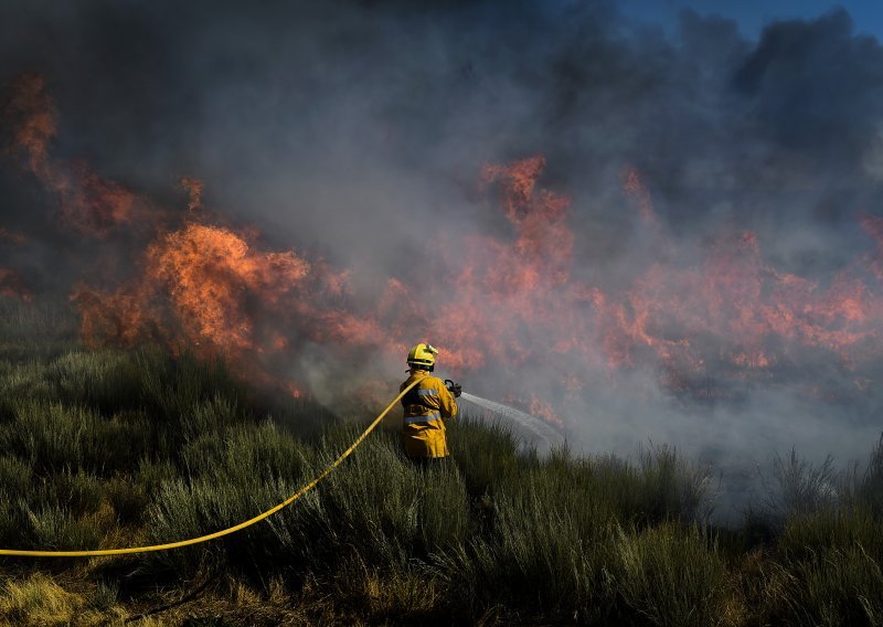 [FOTO] Dim od golemog šumskog požara koji je tjedan dana pustošio Portugalom stigao 400 kilometara dalje, do Madrida