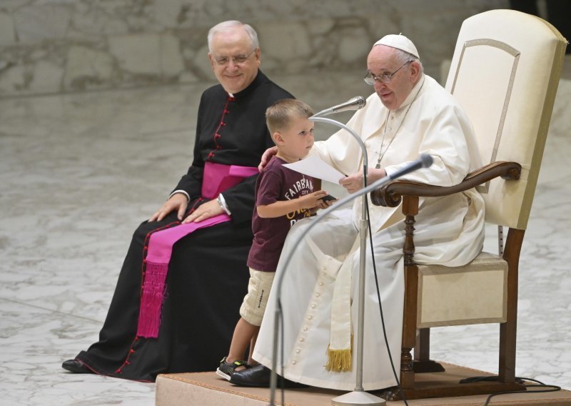 [VIDEO/FOTO] Baš kad je Papa govorio o važnosti dijaloga mladih i starih, do njega se došetao dječak
