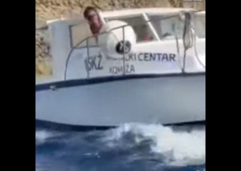 Muškarac divljački napao turistički brod pred Modrom špiljom: 'Kretenu jedan, biži ća odavde, razbit ću tebe i brod!'