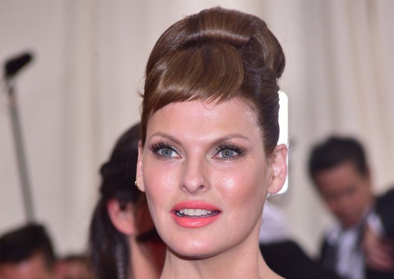 Linda Evangelista ponovo krasi naslovnicu Voguea: 'Moja čeljust i vrat ovako ne izgledaju u stvarnom životu'