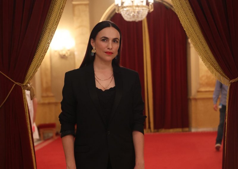 Marijana Mikulić zablistala na crvenom tepihu, a evo što joj je poručio suprug koji je čuvao sinove u Zagrebu
