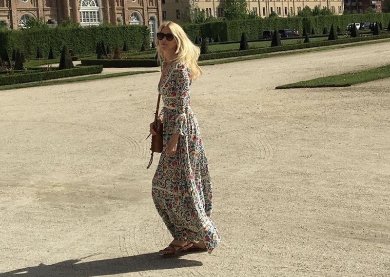 Ljetni favorit supermodela: Claudia Schiffer ne krije opsesiju maksi haljinama, a zna i kako ih nositi