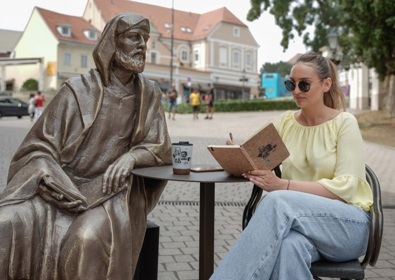 Jedinstvene skulpture osvojile zagrebačke trgove: Predstavljamo 'Sit&Meet' - Stazu hrvatskih velikana