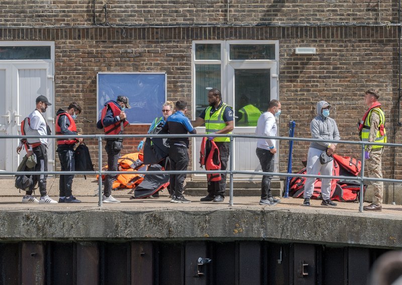 Srušen rekord: Do Velike Britanije jučer ilegalno doplovilo čak 1295 osoba u 27 različitih brodova