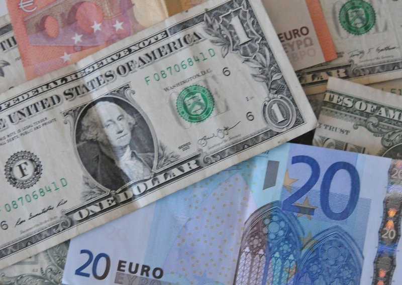 Dolar pao nakon tri tjedna rasta, tečaj eura iznad jednog dolara