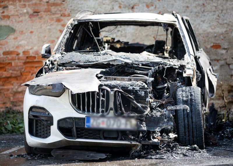 [FOTO] U Zagrebu zapaljen auto poduzetniku kojem su prije dvije godine ispod Porschea podmetnuli eksploziv