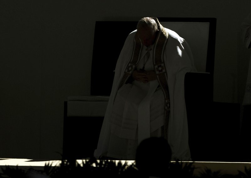 Franjo se pomolio na grobu prvog pape koji se odrekao papinske časti