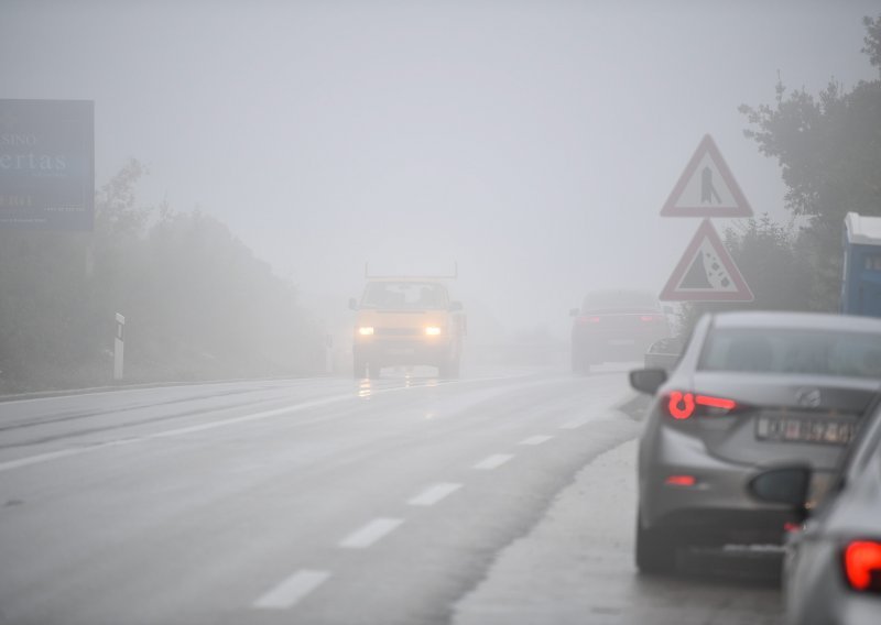Na A3 u smjeru Bregane prometna nesreća, u Gorskom kotaru i Lici magla otežava promet