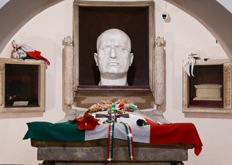 Mussolinijev duh i dalje lebdi nad Rimom: Ne uklanjaju se spomenici nacizmu, njegova slika i dalje u rezidenciji premijera