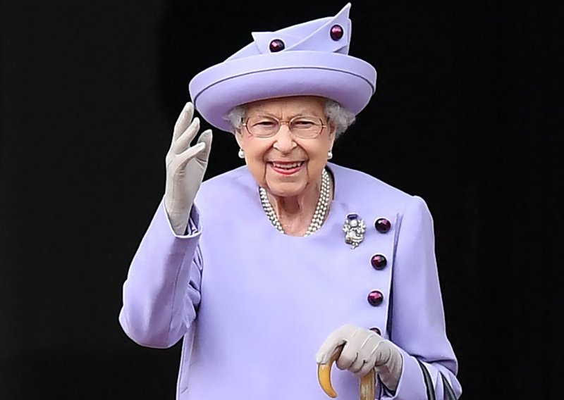 Kraljica Elizabeta II odgodila sastanak; liječnici su joj savjetovali da se odmara