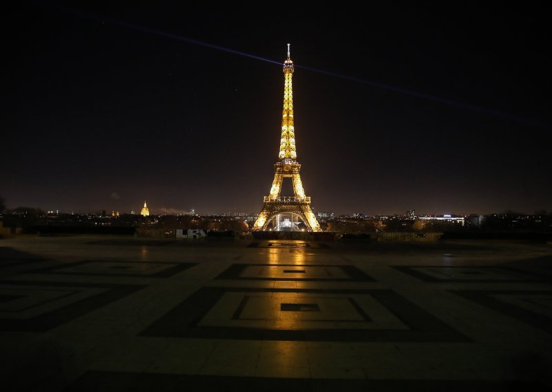 Eiffelov toranj gasi svjetla sat vremena ranije