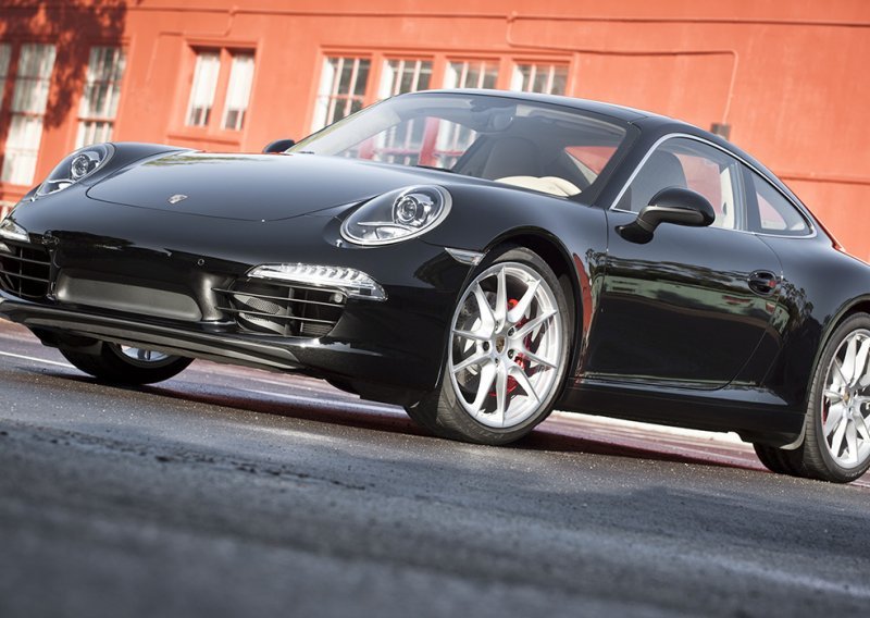 Ono kad policija greškom raznese krivo parkirani Porsche vrijedan 150.000 eura