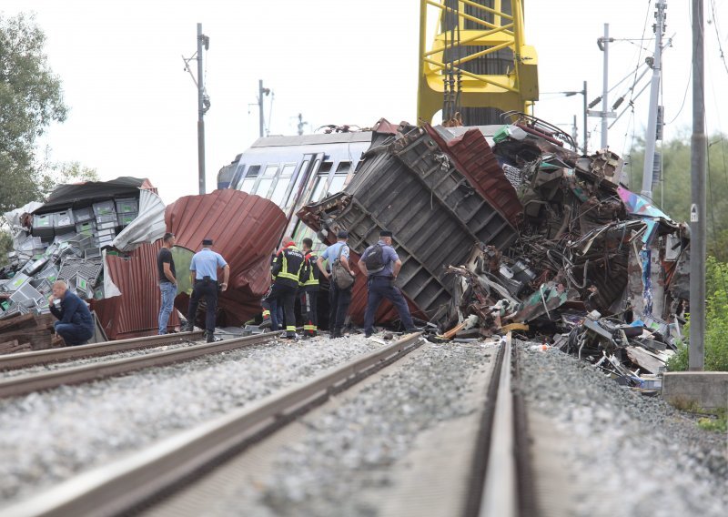 [FOTO/VIDEO] Krenulo raščišćavanje pruge nakon strašnog sudara vlakova kod Novske, ozlijeđen jedan radnik HŽ-a